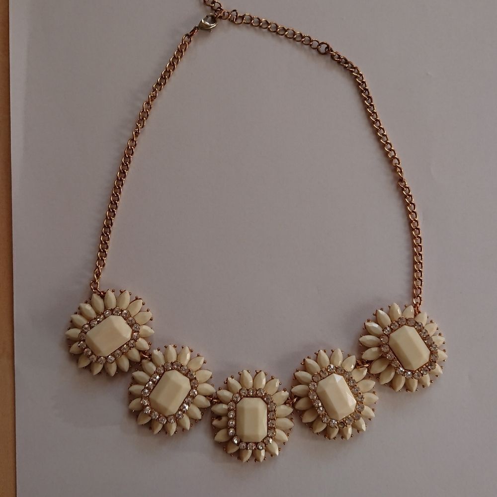 SPARKLING FLORAL STONE NECKLACE